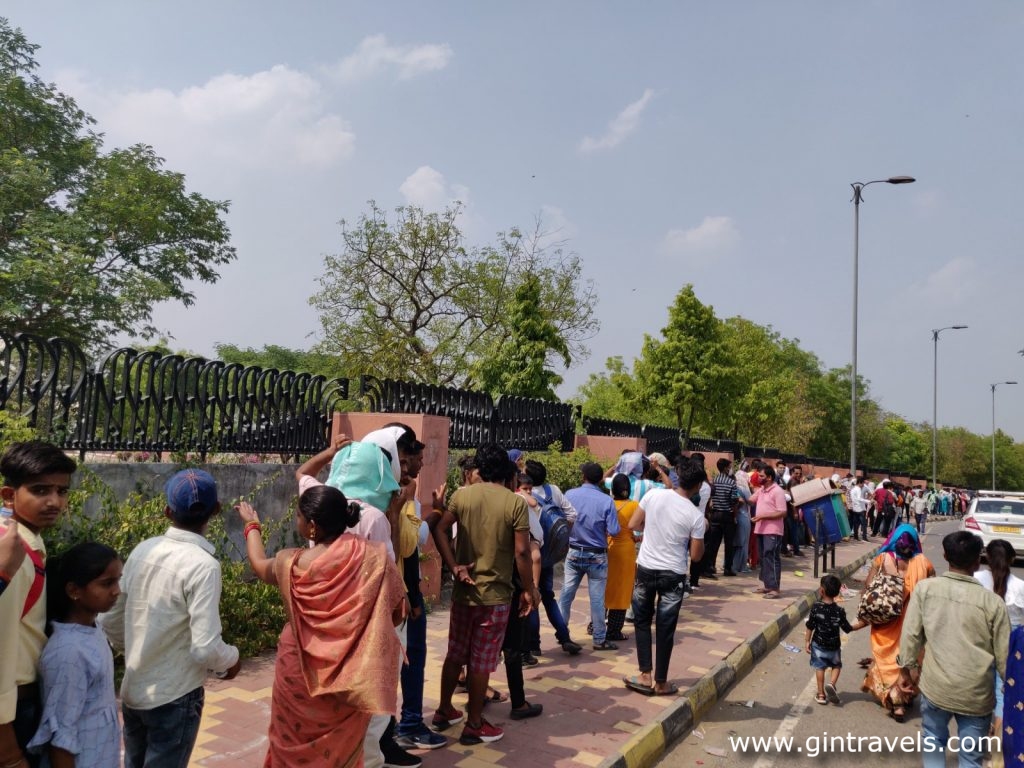 Queue to the Lotus Temple