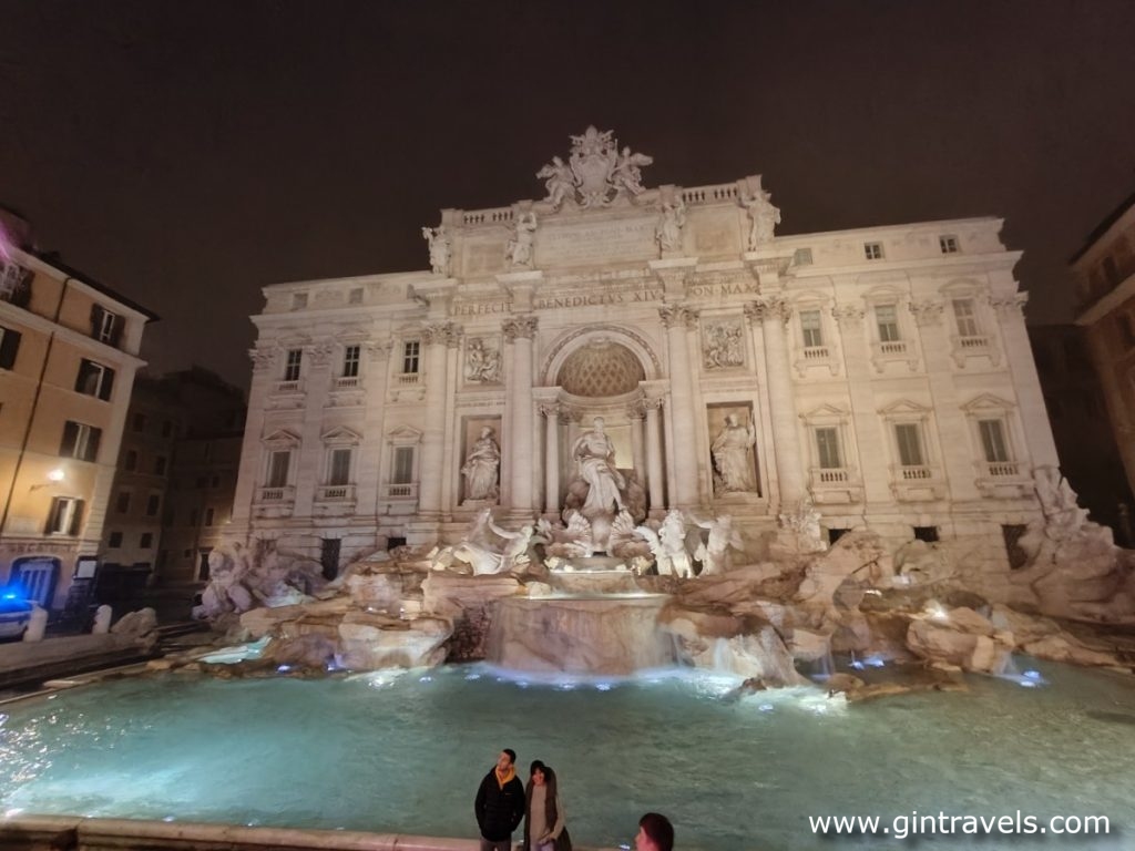 Fountain di Trevi at 2am with only couple people